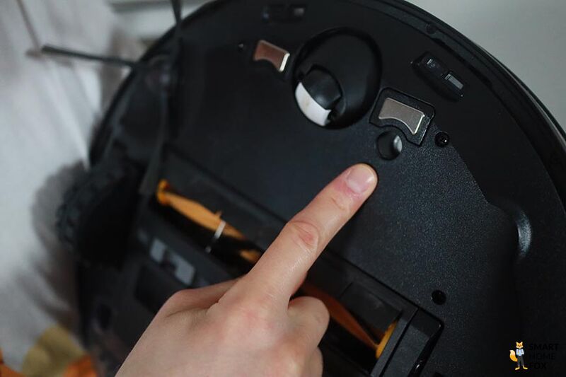 Ein Finger zeigt auf den Teppicherkennungssensor des Yeedi Vac Max